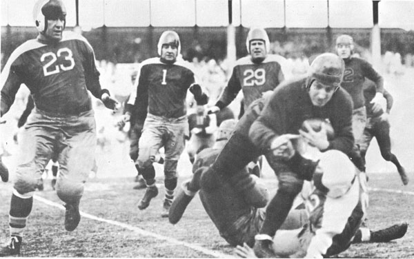 Nagurski runs against Giants.